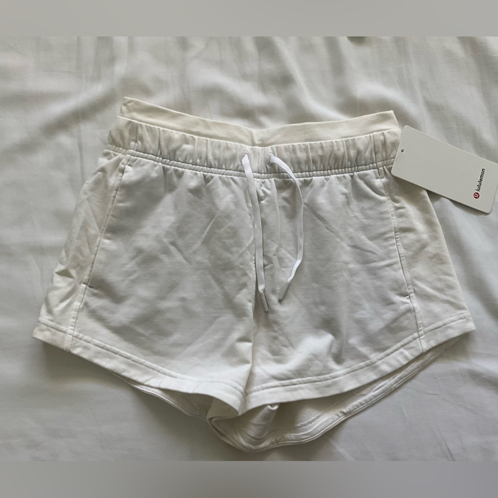 Lululemon inner glow HR short NWT white color size 4.